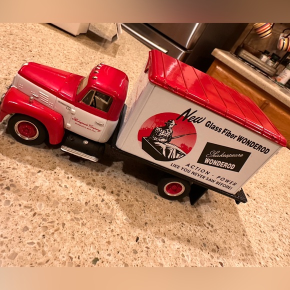 1957 IH DRY GOODS VAN ~SHAKESPEARE WONDEROD By FIRST GEAR INC. #10-1635 W Box - Picture 7 of 16